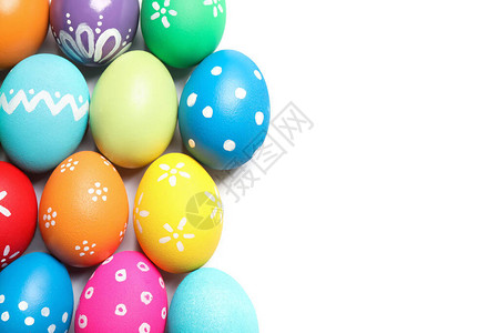彩色复活节鸡蛋在白顶视图上图片