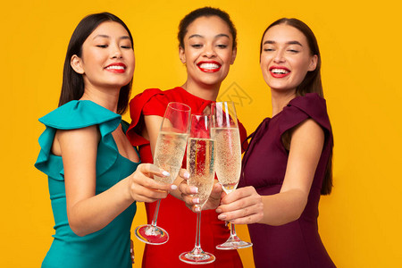 三个带着香槟的女孩在聚会上敬酒图片