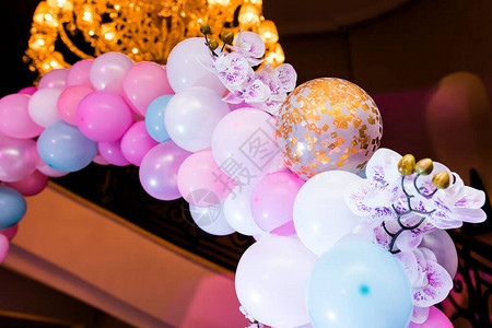 粉色的生日气球装饰节假日楼图片