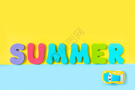 模型玩具车和字夏天由黄色背景上的彩色字母制成旅行和度假的概念顶视图图片