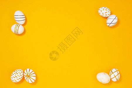 黄色背景的独创黄金复活节鸡蛋复活节快乐概念平图片