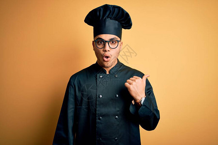 穿着厨具制服和帽子的年轻巴西厨师男子图片