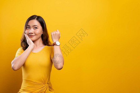 带着手腕表的快乐女人在黄色图片