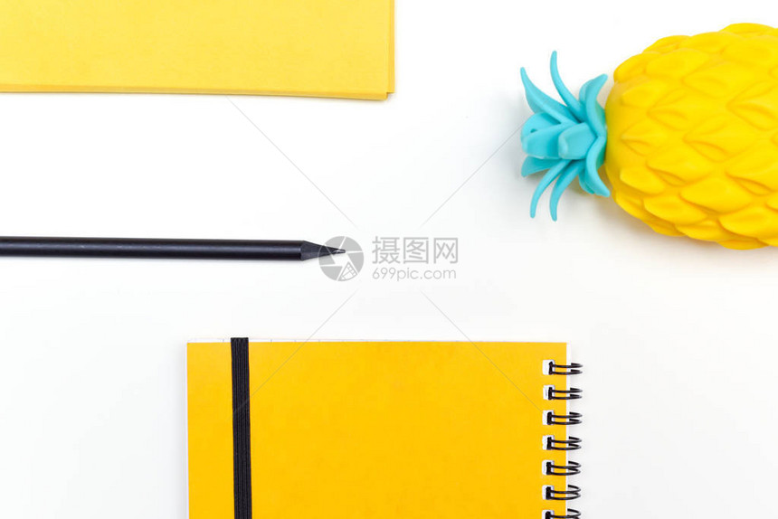 办公室用品或学校配件从顶部拍摄的潮状黄色颜物体的图片