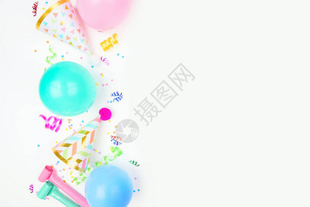白色背景上的生日聚会边框带有气球派对帽彩带和五彩纸屑的顶视图片