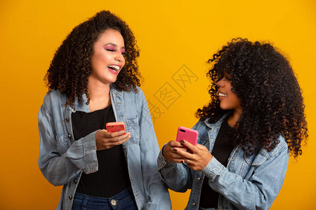 透过手机隔着黄色墙背景与黄墙隔绝的年轻女朋友图片