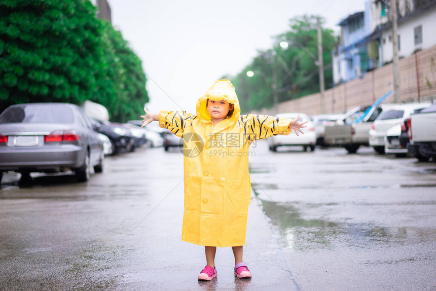 穿着雨衣的亚洲小女孩图片