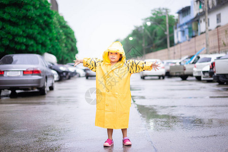 穿着雨衣的亚洲小女孩图片