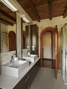 两座浴缸的地板由瓷砖制成图片