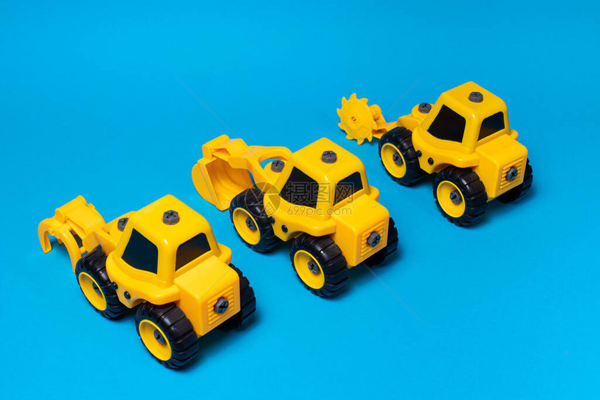 三个塑料黄色玩具图片