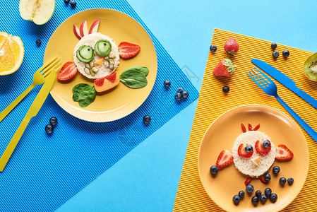 以蓝色和黄色背景食物制成的花美动物图片