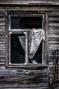 旧废弃木建筑的窗户图片
