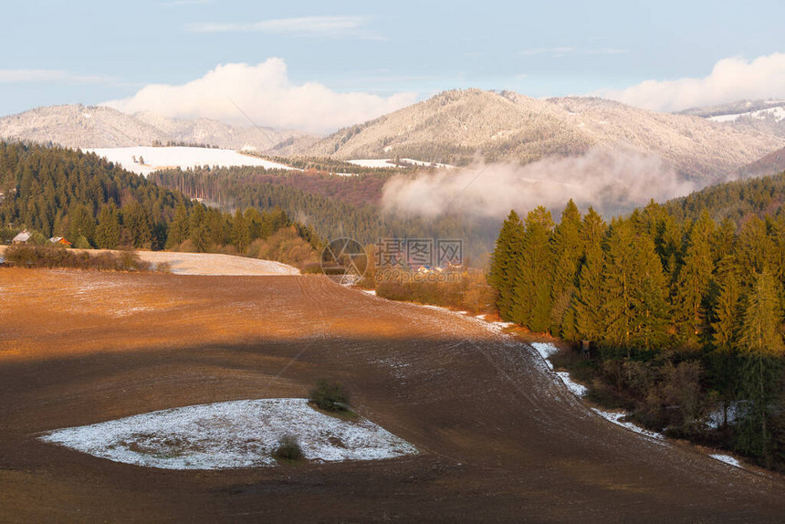 斯洛伐克Turiec地区冬季农村景图片