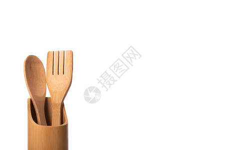 木竹厨具两件在架子上厨房勺子和铲子隔离在白色背景复制空间图片
