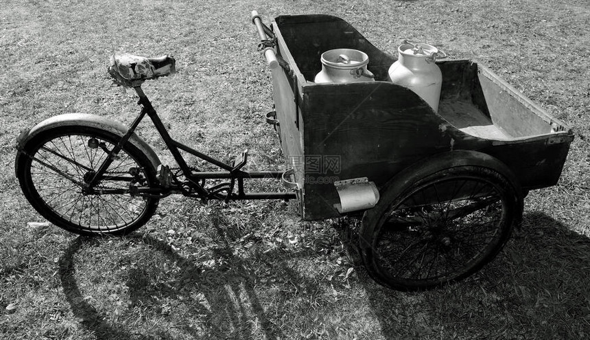很久以前从送奶工那里使用的带牛奶罐的旧自行车图片