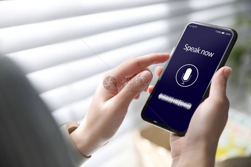 在室内智能手机上进行语音搜索图片