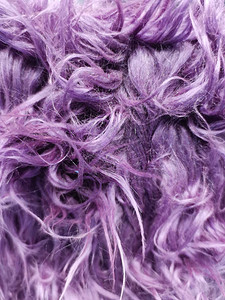 背景的毛茸的人造紫色毛皮图片