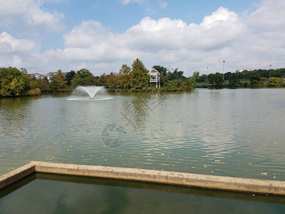 人工湖中带喷泉的排水区图片