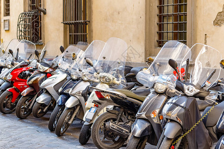 佛罗伦萨的一条典型街道在意大利有摩托车骑摩图片