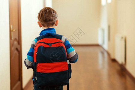 背着包的男生的背影伤心的孩子回家小学图片