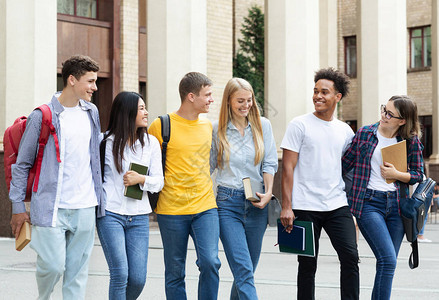 教育概念同学在大学校园里走图片