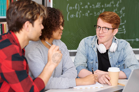 参加课堂并准备课间研讨会的不同文化间大学生群体学生分组会议图片