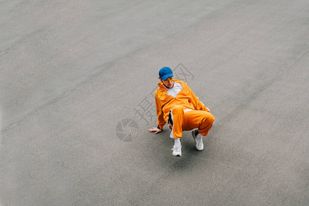 穿着运动服的街头舞者在沥青上跳舞嘻哈图片