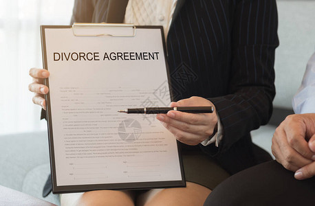 提交律师笔和离婚协议文件供签署合同离婚法概念图片