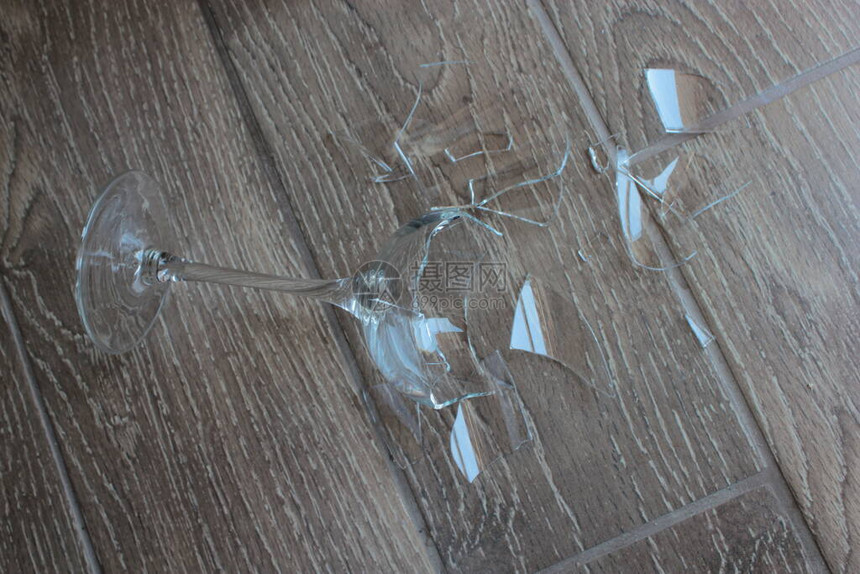 一个破碎的玻璃杯掉在了地上图片