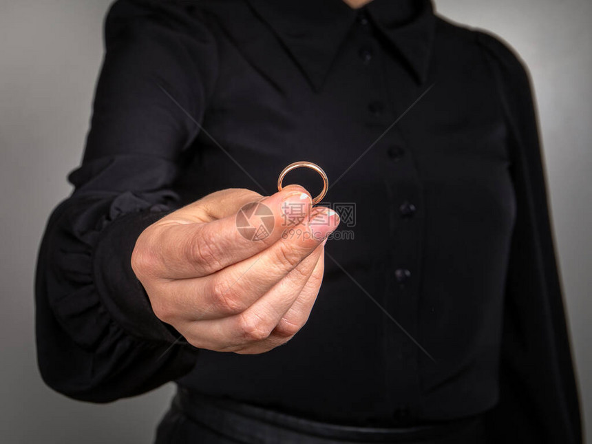 离婚财产和子女分割律师和顾问的协助概念BlackTshe黑衬衫图片