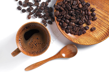 桌子上的咖啡豆和咖啡图片