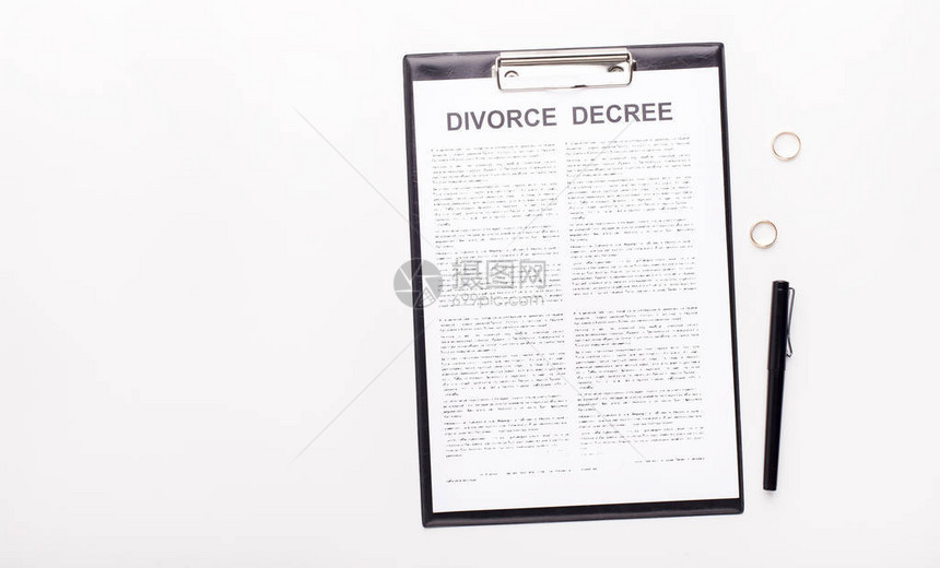 离婚分居和家庭法概念离婚令和笔在白色背景上隔离图片