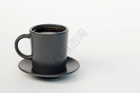 白色背景的深咖啡杯左边黑杯中背景图片