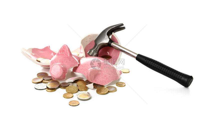 破碎的存钱罐硬币和白色背景上的锤子图片