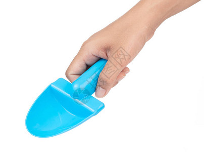 手握着玩具塑料蓝色的铲子在白色图片