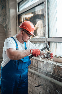 一名辛勤工作的建筑工人在建筑工地施工图片