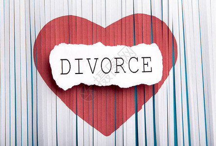 离婚概念用心和文字剪纸图片