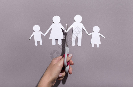 灰色背景离婚或家庭问题概念的女图片