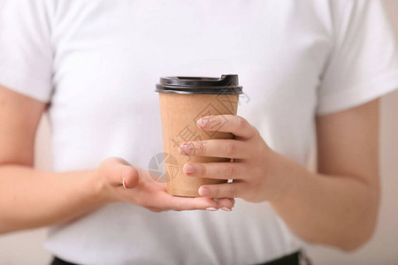 喝杯热咖啡的女人特写图片