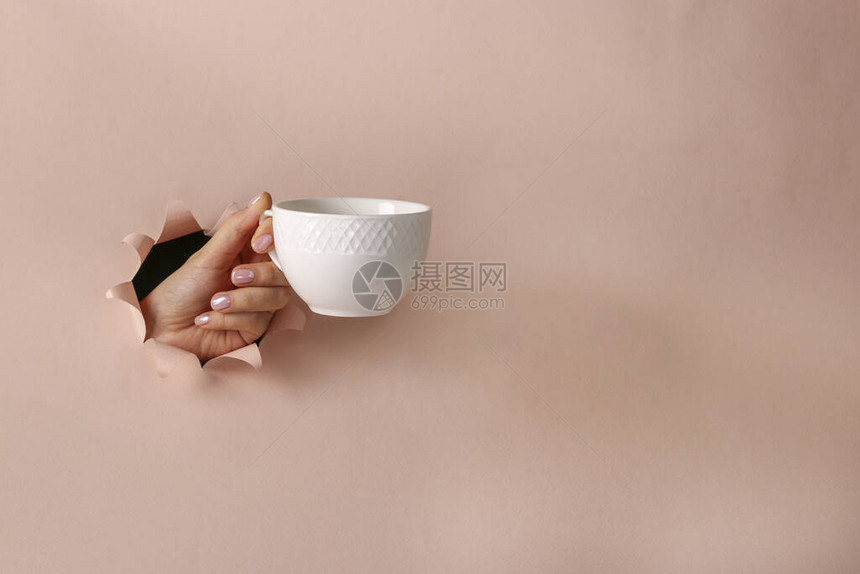 粉红纸咖啡时间早餐时间复制空间等圆洞中女手图片