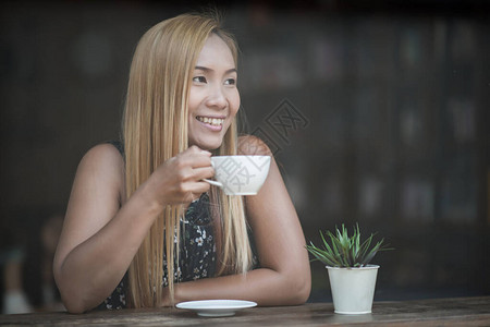 在咖啡馆喝咖啡的美女图片