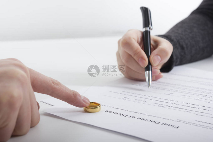妻子丈夫签署离婚法令解散取消婚姻合法分居文件提交离婚文件或律师准备的婚前协图片