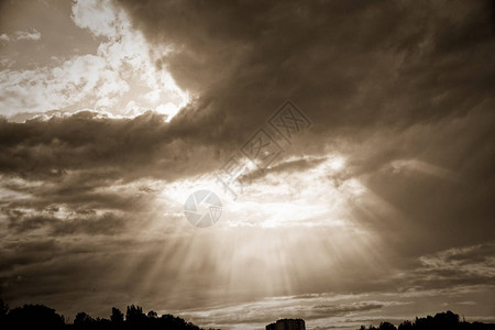 暴风雨过后阳光照耀的亮日光从乌云图片