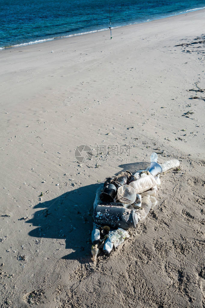 沙滩上的鱼形状由海洋垃圾制成图片