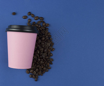 配有咖啡豆带外卖咖啡的咖啡杯Copysp图片