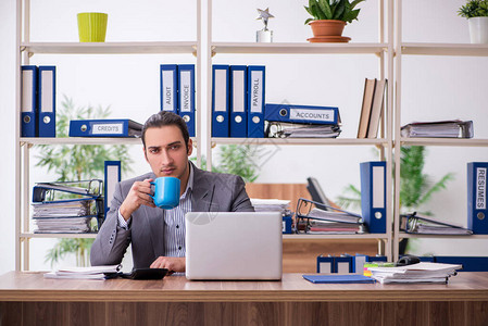 在办公室喝咖啡的男士图片