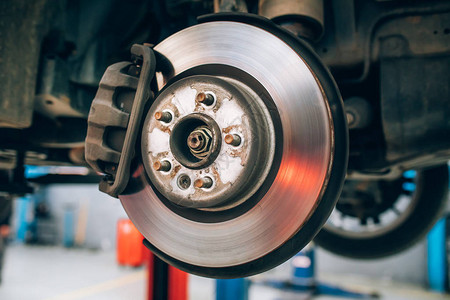 在轮子胎更换或修理期间关闭汽车盘式制动器汽车服务车库维修期间汽车图片