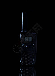 一个黑色背景上的黑色广播电台无线概念无线电连接帮助建图片