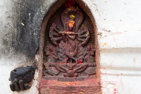 在加德满都布达尼尔坎塔寺庙的墙壁上雕塑了印度神主图片