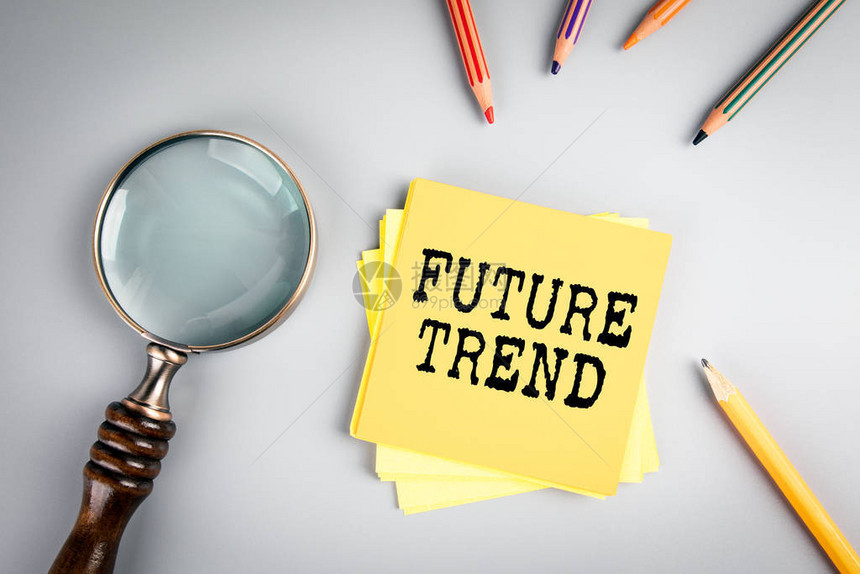 未来趋势商业社会媒体和营销概念黄笔记本和灰色桌图片
